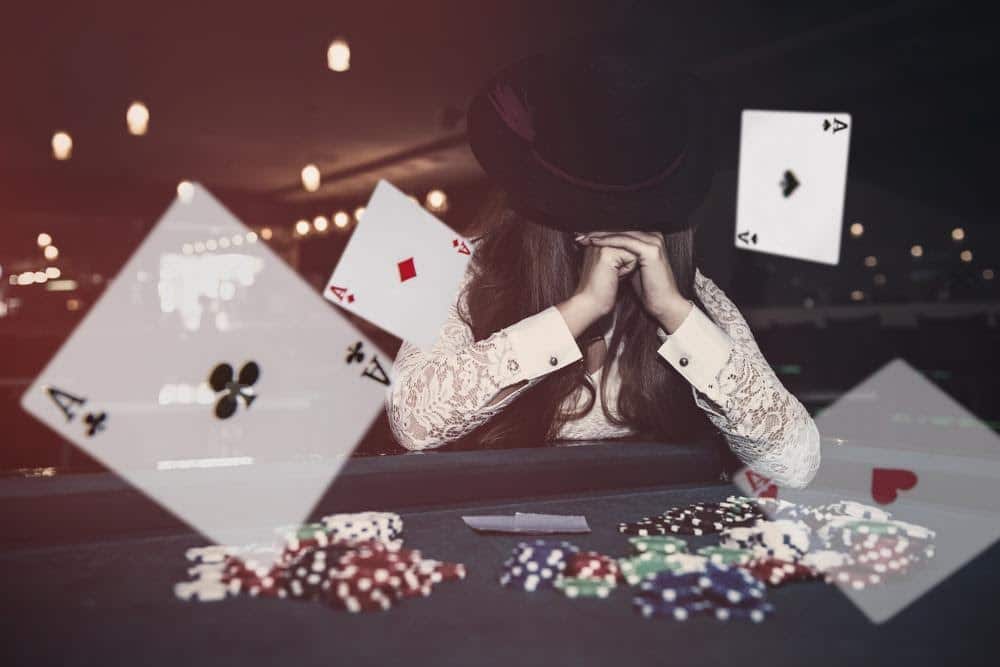 joueuse avec chapeau au casino